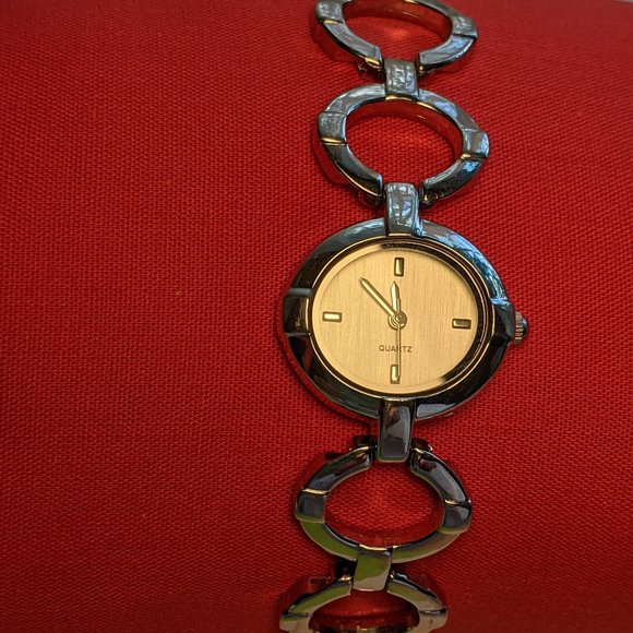 Silver Tone Singapore Quartz Wrist Watch - Picture 10 of 16